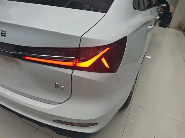 Roewe i5 — Фото автомобиля 7