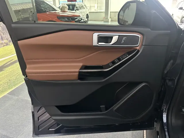 Ford Explorer — Фото автомобиля 7