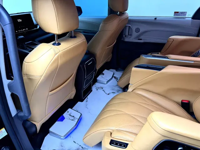 Toyota Sienna — Фото автомобиля 19