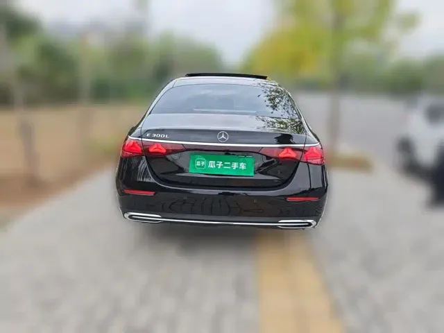 Mercedes-Benz E-Class — Фото автомобиля 3