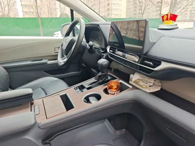 Toyota Sienna — Фото автомобиля 8