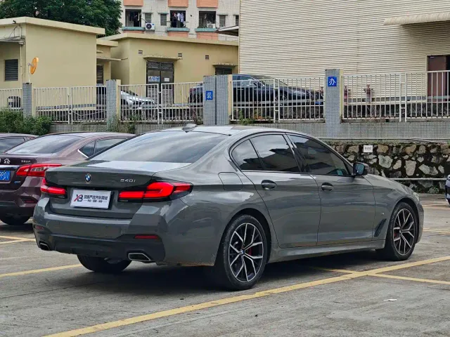 BMW 5 Series — Фото автомобиля 5