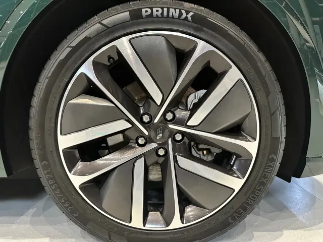 Li Auto L9 — Фото автомобиля 26