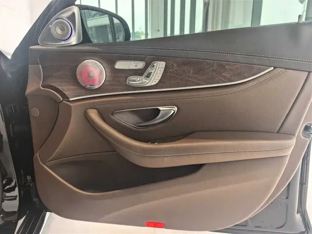 Mercedes-Benz E-Class — Фото автомобиля 21