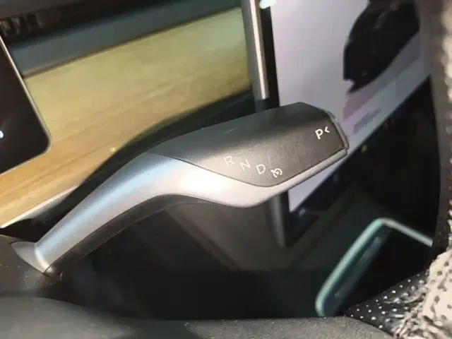 Tesla Model Y — Фото автомобиля 13