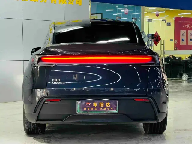 Tesla Model Y — Фото автомобиля 5