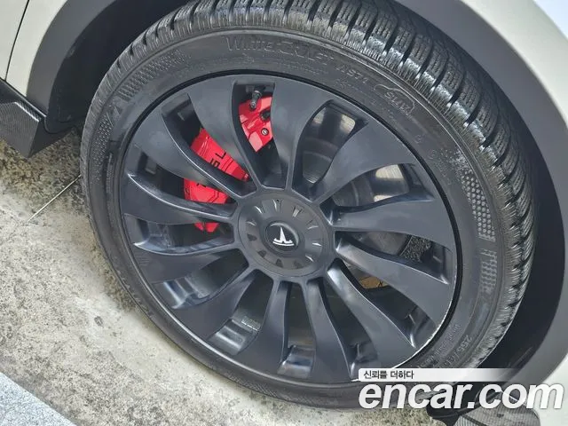 Tesla Model Y — Фото автомобиля 17