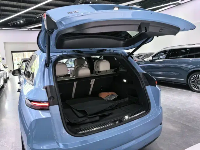 Li Auto L7 — Фото автомобиля 18