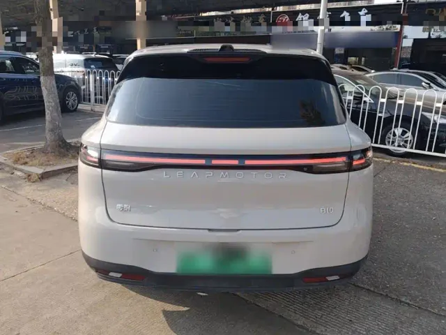 Leapmotor B10 — Фото автомобиля 5