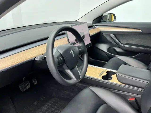 Tesla Model 3 — Фото автомобиля 15