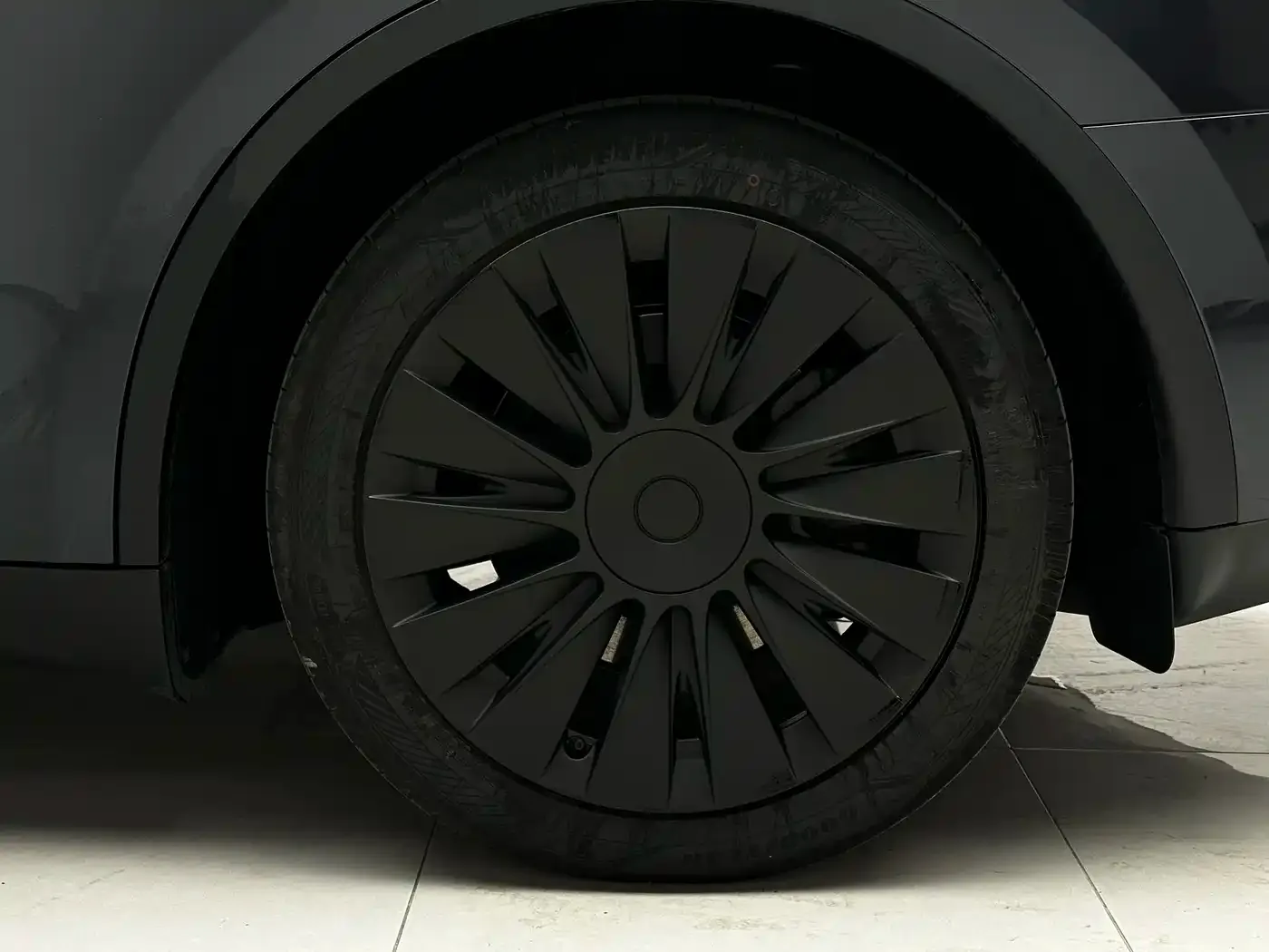Tesla Model Y 2024 Rear-Wheel Drive Version — Фото автомобиля 17