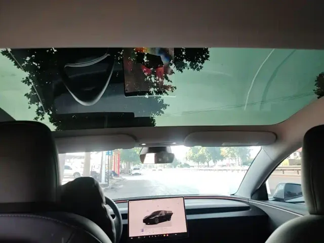 Tesla Model 3 — Фото автомобиля 17