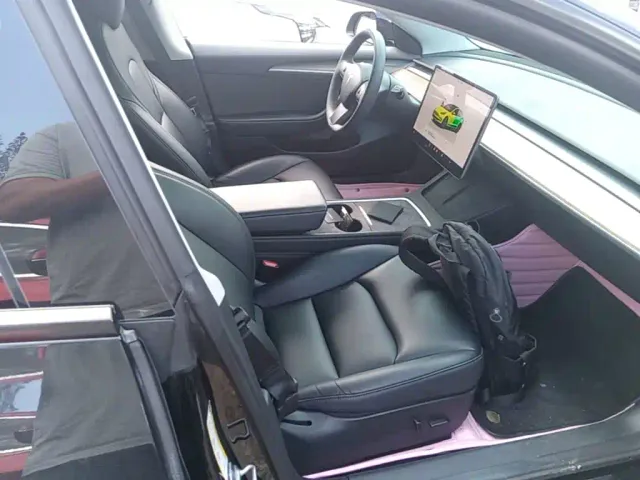 Tesla Model 3 — Фото автомобиля 24