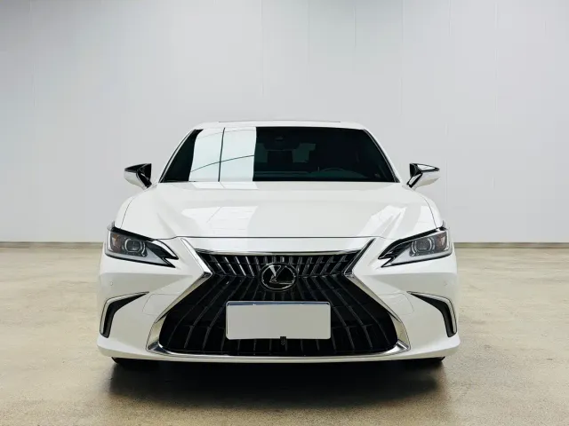 Lexus ES — Фото автомобиля 2