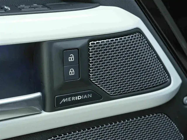 Land Rover Defender — Фото автомобиля 15