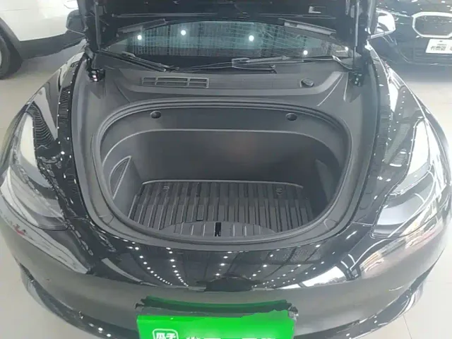 Tesla Model 3 — Фото автомобиля 19