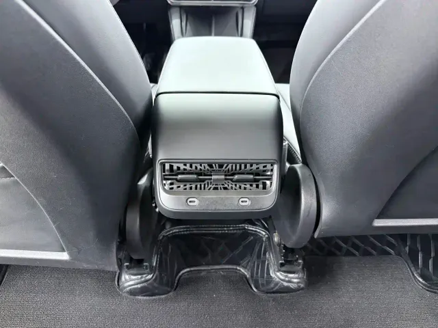 Tesla Model Y — Фото автомобиля 11
