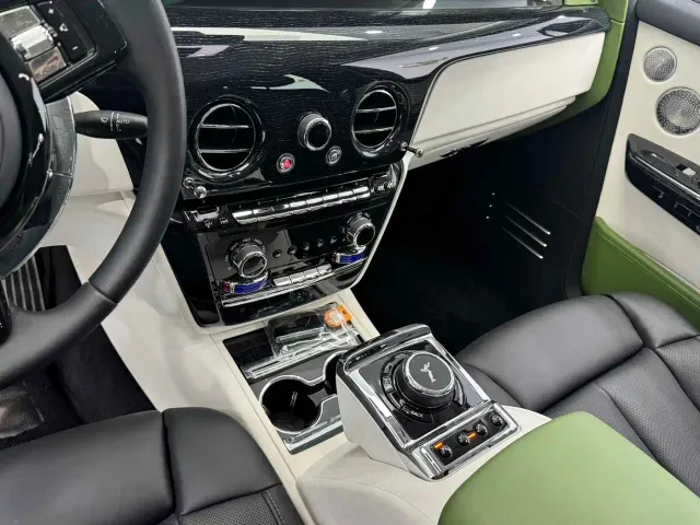 Rolls-Royce Phantom — Фото автомобиля 25