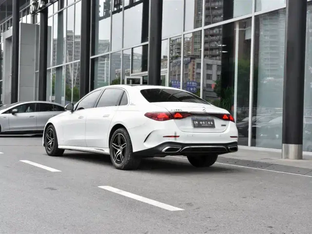 Mercedes-Benz E-Class — Фото автомобиля 5