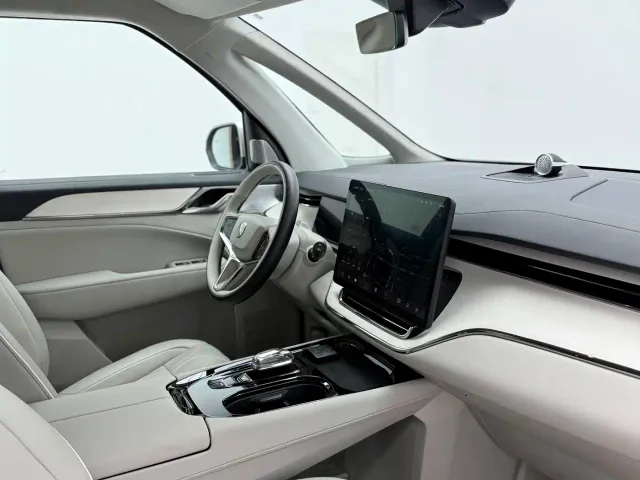 Volvo EM90 — Фото автомобиля 24