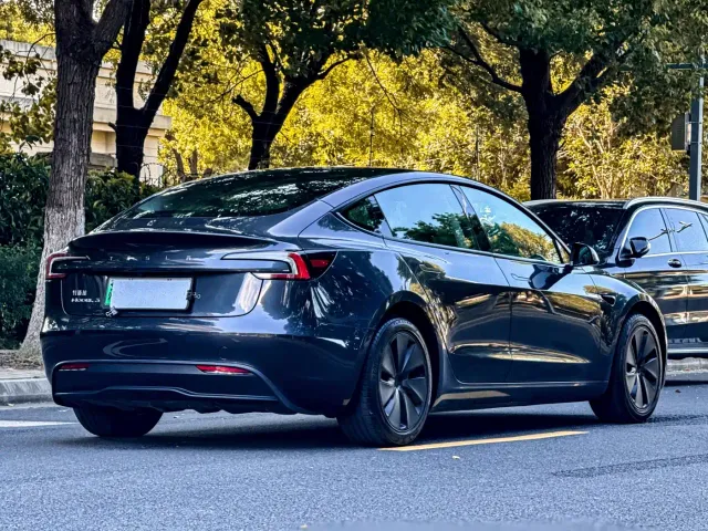 Tesla Model 3 — Фото автомобиля 7