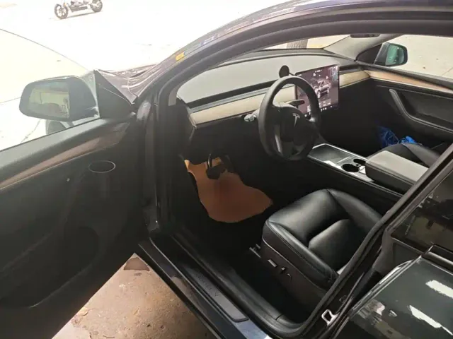 Tesla Model Y — Фото автомобиля 15