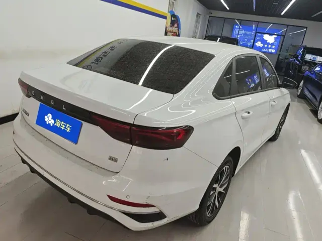 Geely Emgrand — Фото автомобиля 3