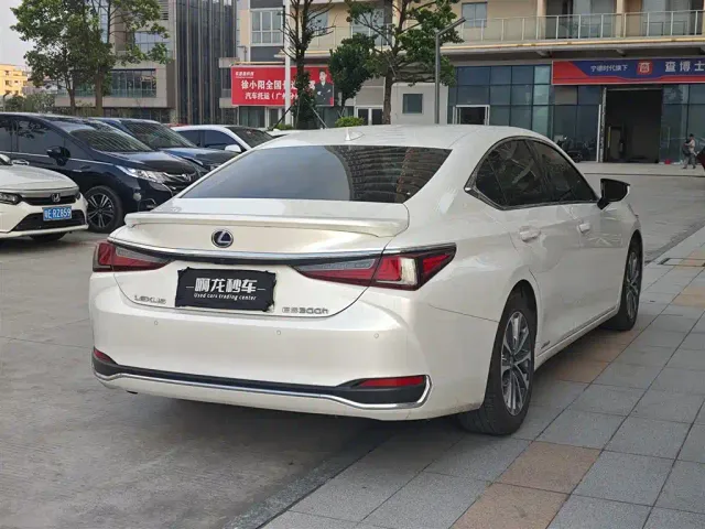 Lexus ES — Фото автомобиля 9