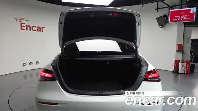 Mercedes-Benz E-Class — Фото автомобиля 3