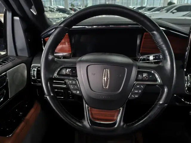 Lincoln Navigator — Фото автомобиля 10