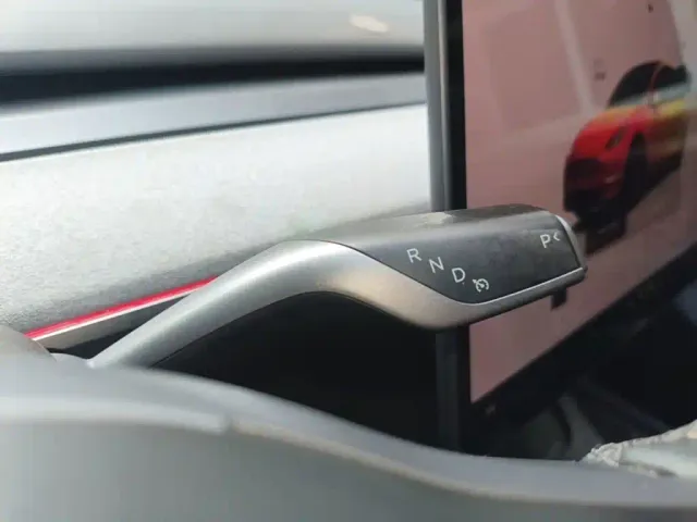 Tesla Model Y — Фото автомобиля 13