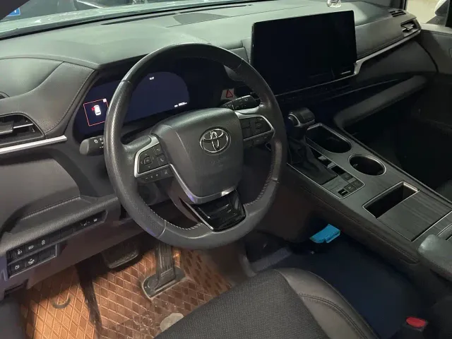 Toyota Sienna — Фото автомобиля 12