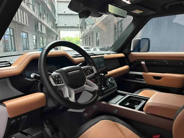 Land Rover Defender — Фото автомобиля 10