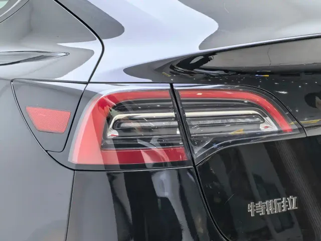 Tesla Model 3 — Фото автомобиля 6