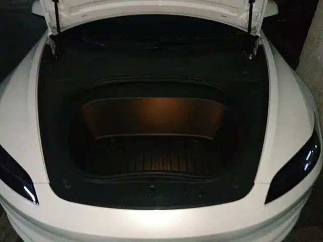 Tesla Model 3 — Фото автомобиля 10