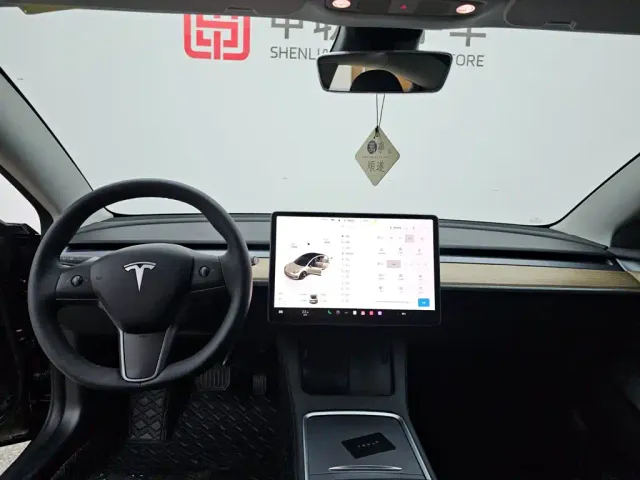 Tesla Model 3 — Фото автомобиля 13