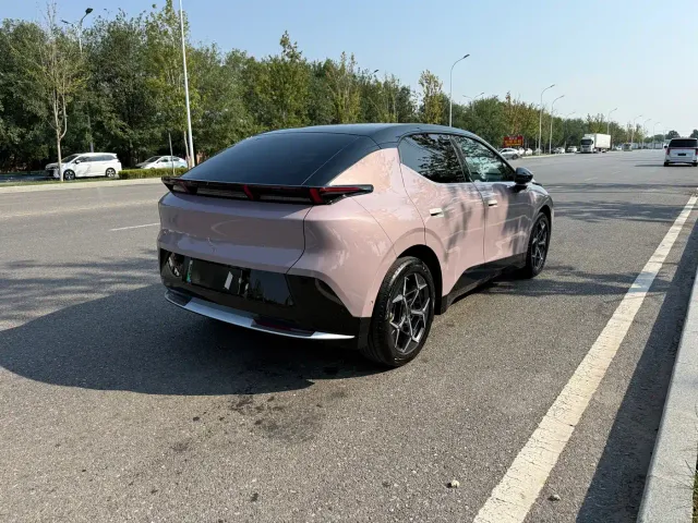 Lynk & Co Z20 — Фото автомобиля 20