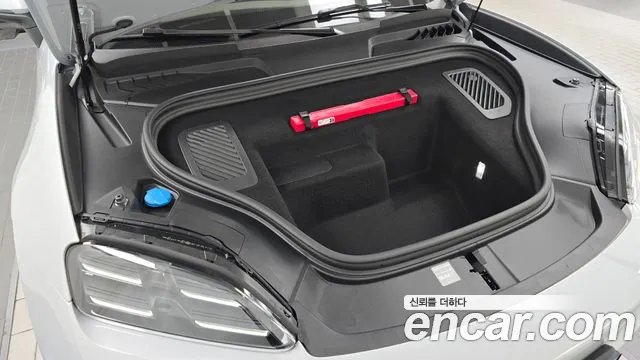 Porsche Macan Electric — Фото автомобиля 6