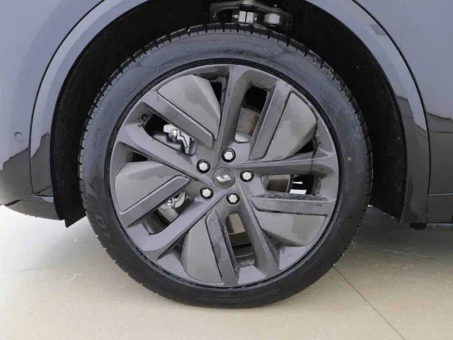 Li Auto L9 — Фото автомобиля 5