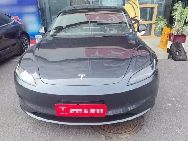 Tesla Model 3 — Фото автомобиля 2