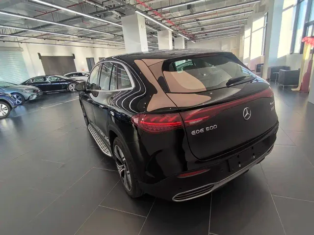 Mercedes-Benz EQE SUV — Фото автомобиля 12