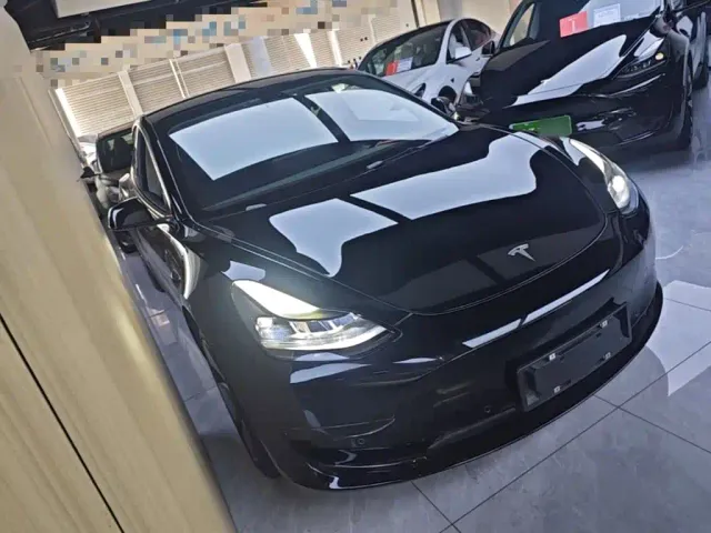 Tesla Model 3 — Фото автомобиля 3