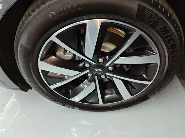 Li Auto L8 — Фото автомобиля 22