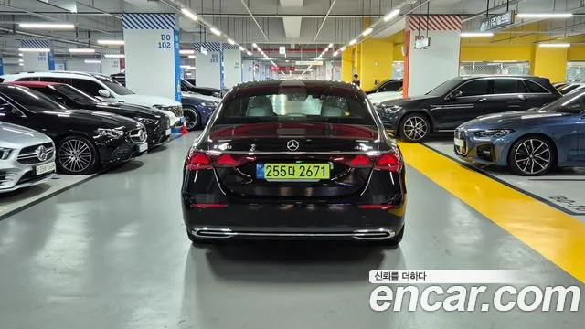 Mercedes-Benz E-Class — Фото автомобиля 3