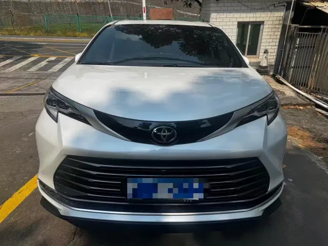 Toyota Sienna — Фото автомобиля 2