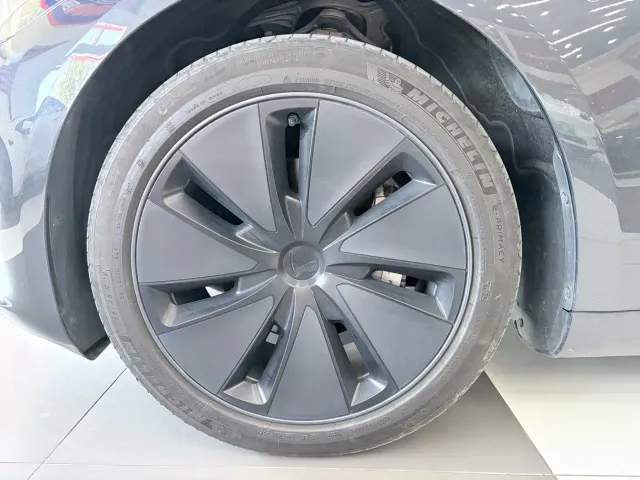 Tesla Model 3 — Фото автомобиля 10