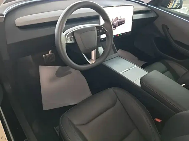 Tesla Model 3 — Фото автомобиля 9