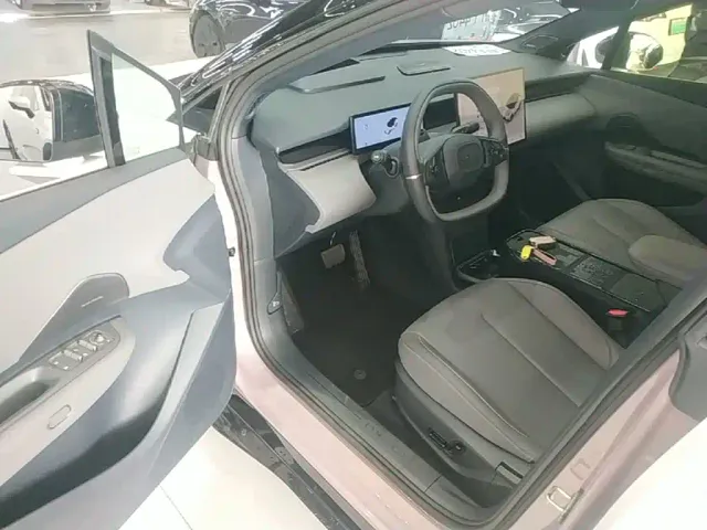 Lynk & Co Z20 — Фото автомобиля 15