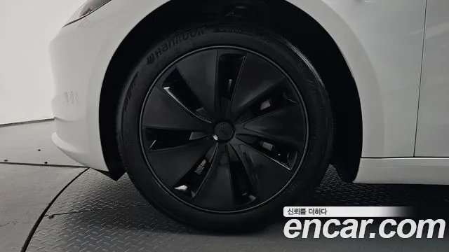Tesla Model 3 — Фото автомобиля 5