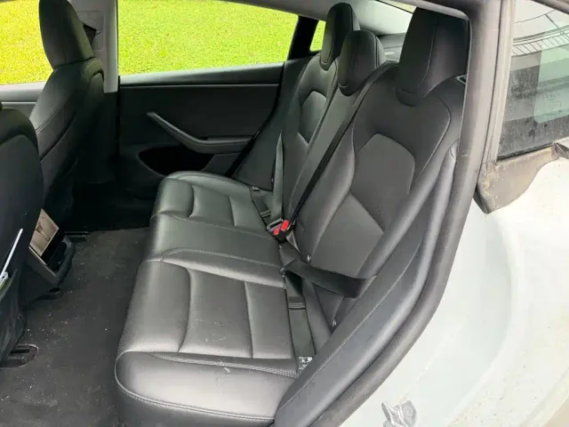 Tesla Model 3 — Фото автомобиля 11